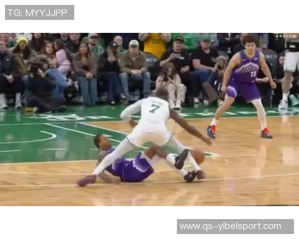 布朗遭遇滑铲未判犯规主裁解释两人滑倒导致未吹哨 布朗遭遇滑铲未判犯规主裁解释两人滑倒导致未吹哨