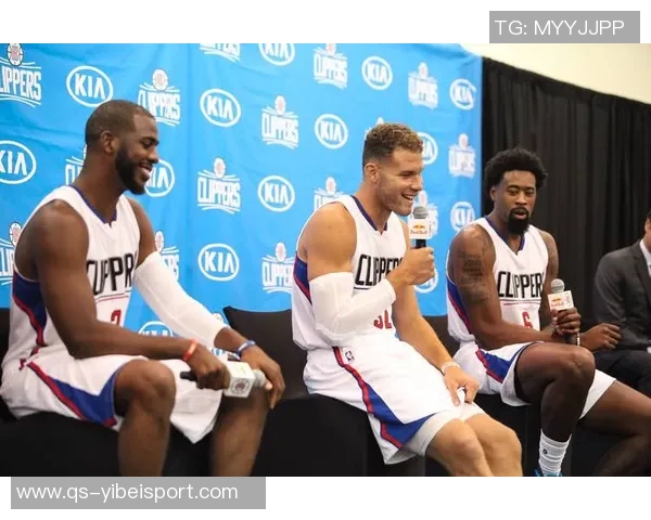 小吧观赛快船对阵鹈鹕主场赠送保罗快船10时期球衣给每位球迷