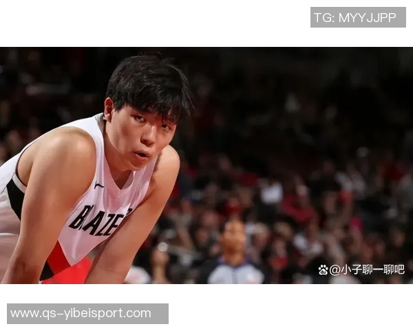 杨瀚森与女友约会被翻译哥打扰网友调侃成电灯泡真搞笑