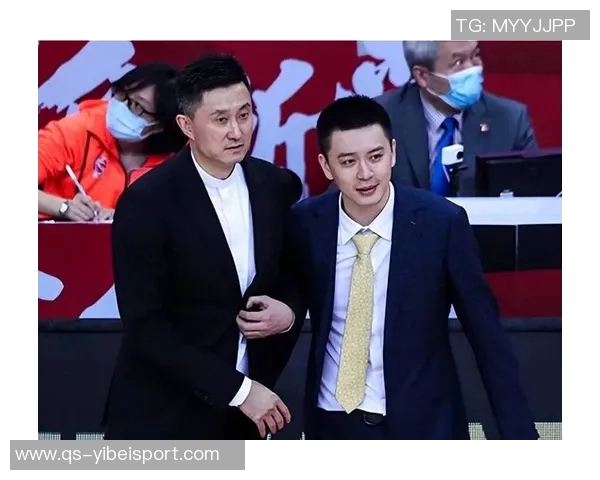 杨鸣与杜锋赛后微笑拥抱展现对输球的坦然态度